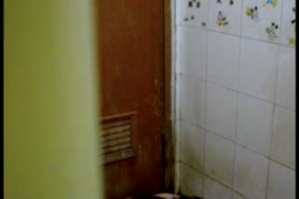 Bébé asiatique poilue joue avec elle-même dans la douche.