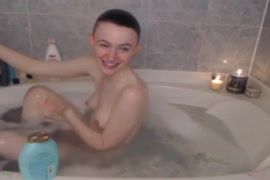 Fille fétiche jouant avec une bite dans un bain.