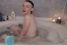 Une fille coquine dans un bain chaud montre son cul parfait.