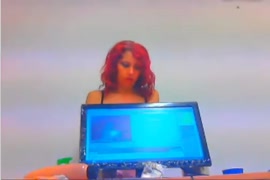 Jouir après avoir regardé une rousse sexy jouir devant sa webcam.