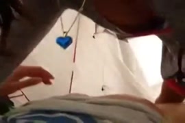 Une adolescente suce une bite et se fait gaver de sperme.